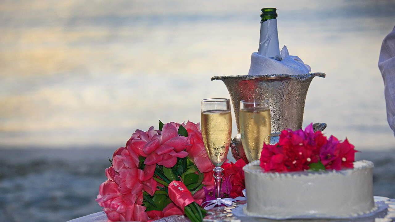 Champagne, Flowers & Live Music: Setting the Stage for Romance 